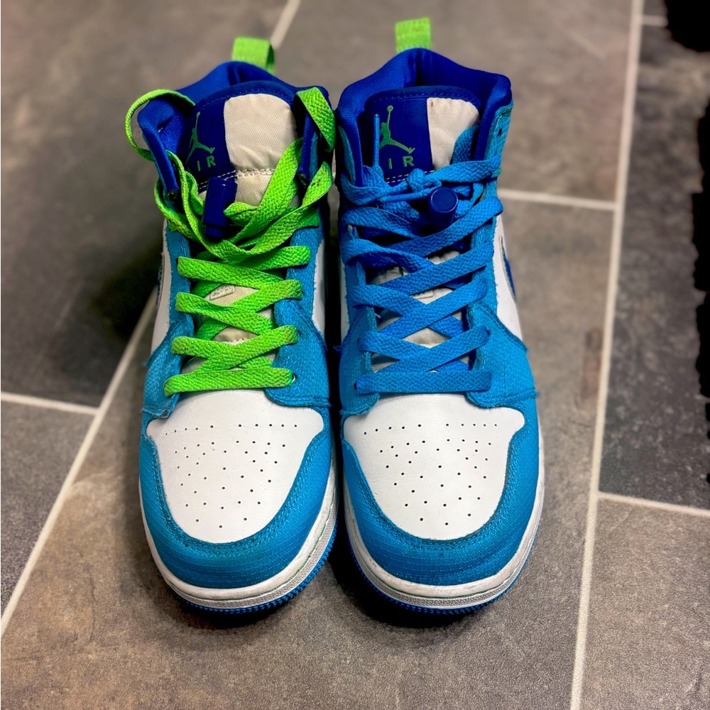Jordan 1 Mid SE GS Sprite Blue. Size 6.5Y